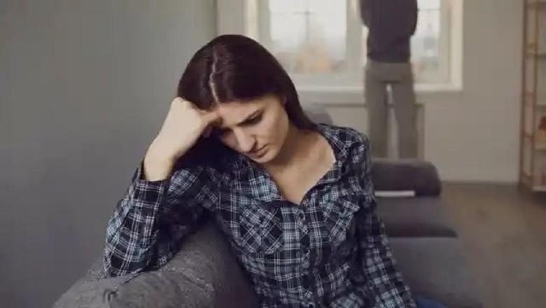 Heartwarming Act of Kindness: Stranger Helps Elderly Woman Struggling with Groceries